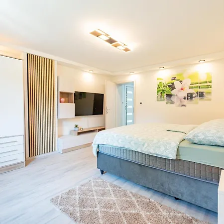 Lian Apartment *